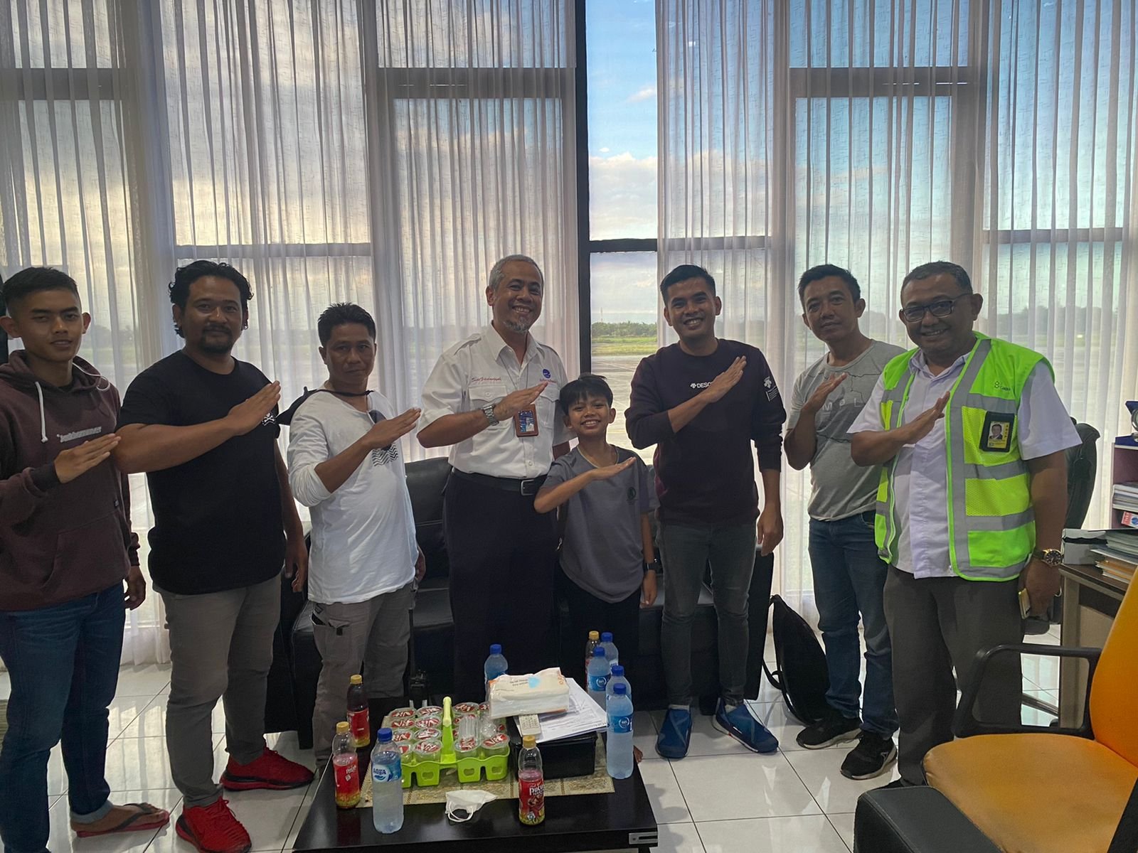 Ditemani Penyanyi Cilik, Ketua FASI Silaturahmi ke AirNav Banyuwangi