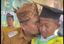 Wabup Tanah Laut Viral Setelah Aksinya Gendong Santri Saat Prosesi Wisuda
