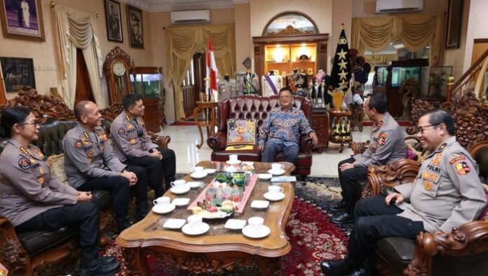 kadiv-humas-polri-irjen-sandi-nugroho-di-kediaman-kadiv-humas-polri-periode-1998-jenderal-polisi-purn-tan-sri-dai-bachtiar-1760628580002_169