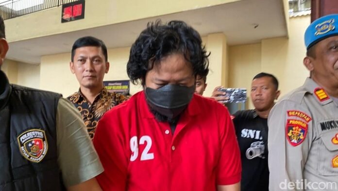 bos-terra-drone-michael-wishnu-wardhana-berbaju-tahanan-usai-ditetapkan-jadi-tersangka-kebakaran-maut-1765526648228_169