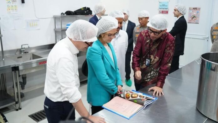 delegasi-prancis-kunjungi-sppg-polri-pejaten-1766033390465_169