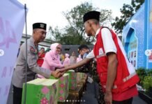 KAPOLDA SUMSEL DAN BHAYANGKARI CEK POS PENGAMANAN OPS KETUPAT 2026, BAGIKAN TALI ASIH HINGGA TAKJIL DI POS PELAYANAN SIMPANG 5 DPRD